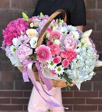 Композиция солнечный день в Новолеушковской Цветочная композиция из Розы, Хризантемы, Пионы и Лизиантусы в корзине в Новолеушковской