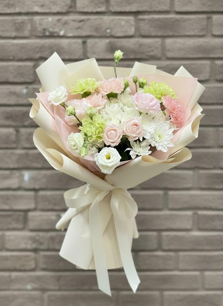 Букет цветов из: Гвоздики, Розы, Лизиантусы и Хризантемы в Новолеушковской