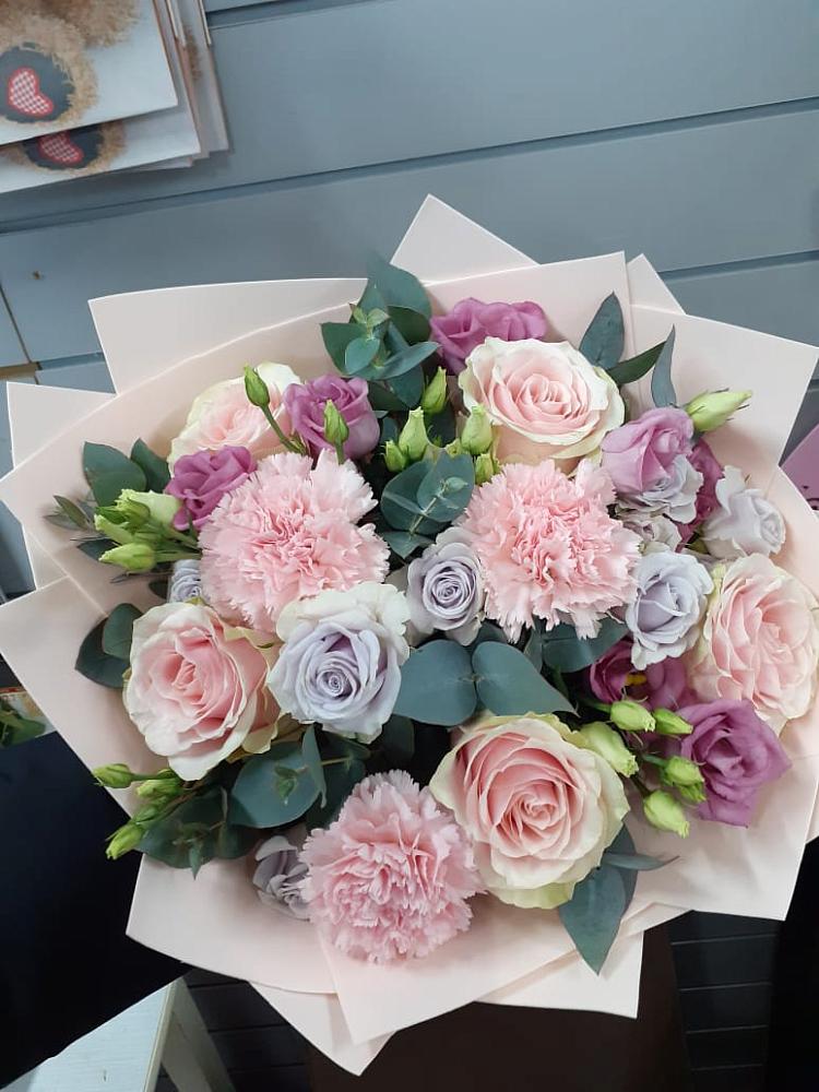 Букет цветов из: Розы, Гвоздики и Лизиантусы в Новолеушковской